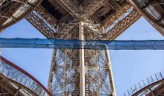 Brivido sulla Torre Eiffel: inaugurata la passerella sospesa nel vuoto a 60 metri d'altezza