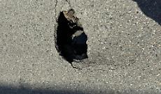 Marciapiedi e strada danneggiati