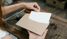 Amazon e la truffa dell'assegno: l'inganno che arriva direttamente nella cassetta delle lettere