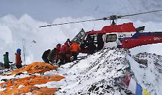 Everest, la truffa dell&rsquo;alta quota: turisti avvelenati per incassare milioni