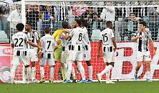 I bianconeri abbracciano Di Gregorio durante Juventus-Genoa 2-0