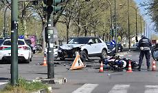 Scontro tra auto e moto a Torino