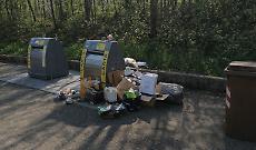 Druento, abbandona rifiuti in strada: scatta la multa