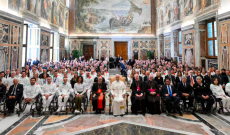 Papa Leone XIV riceve gli atleti di Milano-Cortina in Vaticano