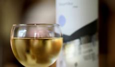 Vino bianco al supermercato, quali sono le bottiglie pi&ugrave; pure? I risultati dei test di Altroconsumo