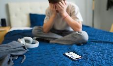 Social vietati ai minori: il governo prepara il giro di vite, ma esplode la polemica sulle multe ai genitori