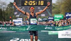 Impresa Crippa a Parigi: trionfo storico nella maratona, &egrave; il primo italiano a vincere