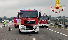 Camion abbatte un palo a Busano: paura in via 25 aprile, intervengono i vigili del fuoco