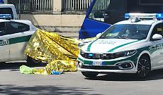Scende dal tram e un camion la uccide. Polizia locale sulle tracce del tir pirata