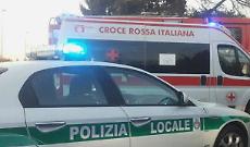 Scontro in piazza Cattaneo: Fiat 500 si ribalta dopo l'impatto con un furgone GLS