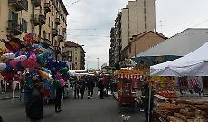 Via Lanzo si trasforma in festa domenica 19 aprile: negozi, bancarelle e strada chiusa al traffico