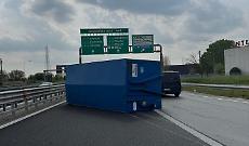 Tangenziale nord, container cade da un camion: traffico in tilt dopo Settimo