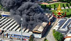 Beinasco, maxi incendio nella zona industriale: fumo nero e soccorsi in azione