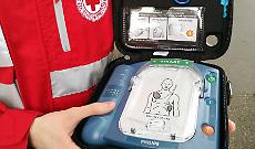 Lanzo Torinese, installato un nuovo defibrillatore in piazza Rolle: gesto di solidariet&agrave; della famiglia Cresto Aleina