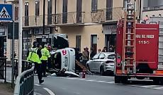 Auto si ribalta ad Alpignano, traffico in tilt in via Mazzini