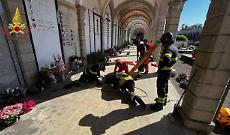 Cede il pavimento al cimitero: uomo precipita nei loculi sotterranei, attimi di terrore a Fara Novarese