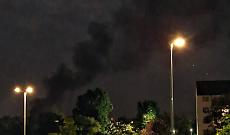 Incendio a Piossasco, in fiamme un capannone industriale: densa colonna di fumo visibile a distanza