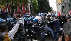 Idranti, lacrimogeni e polizia in antisommossa: la tensione si alza a Torino durante il corteo
