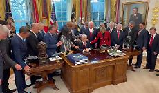 Trump prega nello Studio Ovale con i leader religiosi