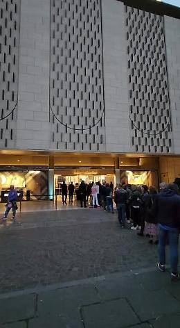 Coda infinita davanti alla Rinascente: preso d'assalto il centro commerciale
