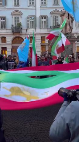 Torino, manifestazione della comunit&agrave; iraniana in piazza Carignano per le proteste in Iran