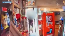 VIDEO - «Dammi i soldi o finisci in sedia a rotelle»: così ha rapinato sei volte lo stesso tabaccaio