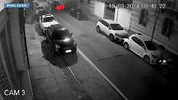 Ladro maldestro ruba nell'auto parcheggiata davanti al commissariato di polizia
