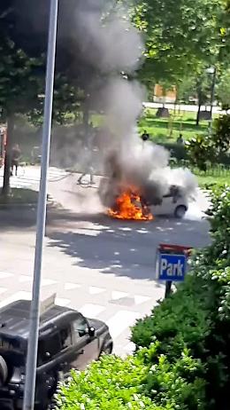 Torino, auto in fiamme: attimi di paura in strada