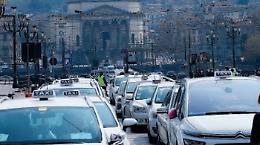 Lo sciopero dei riders e i clacson dei tassisti si prendono il centro