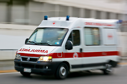 Si schianta contro un palo: morto un motociclista di 58 anni