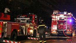 Incendio in corso Agnelli: a fuoco i cassonetti dell'area ecologica