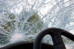 Lancio di sassi in autostrada, automobilisti feriti