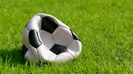 Scandalo nel calcio brasiliano: tre giovani calciatori licenziati dopo una foto con una pornoattrice