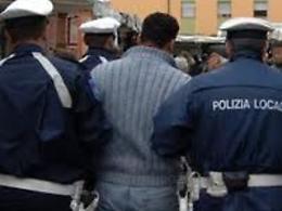 Gli rompe il naso per rubagli le collanine: minorenne finisce in manette