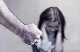 Un incubo familiare: incinta a 13 anni del padre, la madre e un’amica di famiglia sotto accusa