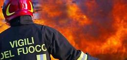 Cascinale in fiamme: 60enne ustionato alle mani ed alla schiena, finisce al Cto