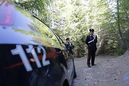 Uccide a coltellate il padre e un amico di famiglia. Poi scappa nei boschi