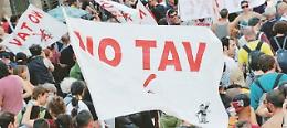 Tensione in Valsusa: i No Tav fanno sospendere il Consiglio Comunale per proteste contro Forza Nuova