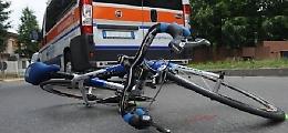 Scontro tra un'auto e una bici alla rotonda: ferito un ciclista