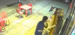 Il ladro braccato dalla polizia rischia la vita nascondendosi in un congelatore