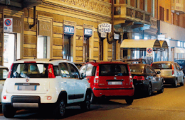 Beffa a due passi dal Palazzo di Città: auto e monopattini invadono i marciapiedi