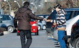 Operazione contro i parcheggiatori abusivi: sanzioni e sequestri al mercato
