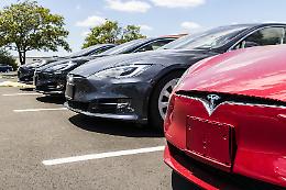 Tesla dimezza le immatricolazioni in Europa: -52% ad aprile, mentre crescono ibride ed elettriche