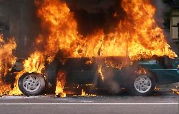 Auto prende fuoco sulla SP87 a San Benigno Canavese