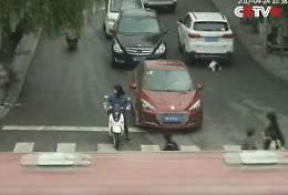 Bimba investita da due auto, nessuno presta soccorso