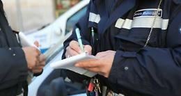 Beccato al volante senza autorizzazione: nel cassone del camion un sovraccarico di macerie derivanti da lavori edili