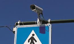 Atto di vandalismo a Moncalieri: oscurate tre telecamere con la vernice rossa