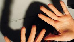 Scende a comprare le uova per il papà: stuprata a 11 anni nel negozio sotto casa