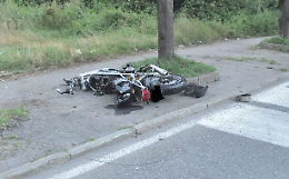 A 16 anni si schianta in strada con la moto dell'amico