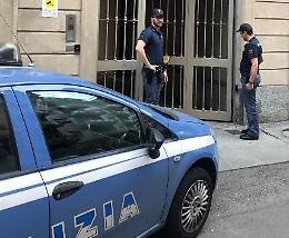 Barriera, lui depista i poliziotti mentre lei nasconde la droga: arrestata coppia per spaccio
